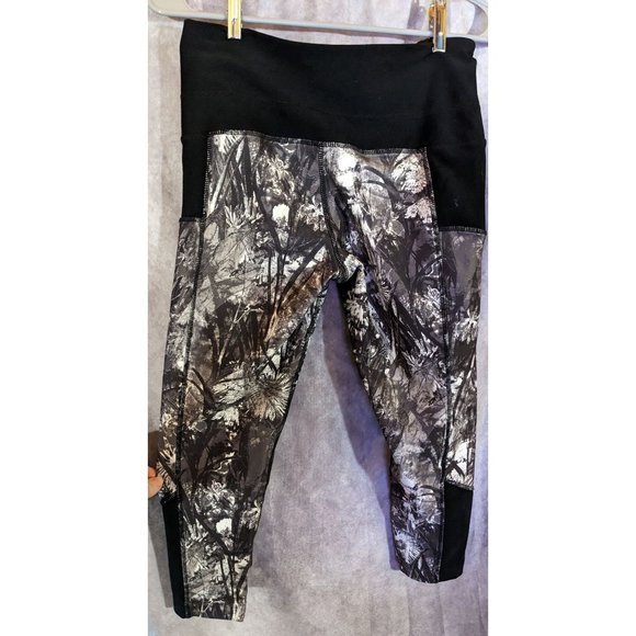 MPG Black And White Floral Capris - Picture 2 of 4